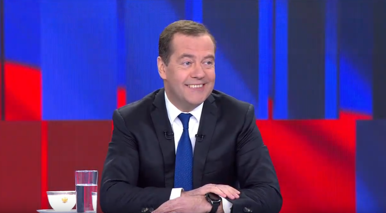 Солонников объяснил, почему Twitter рекомендует Медведеву подписаться на Навального