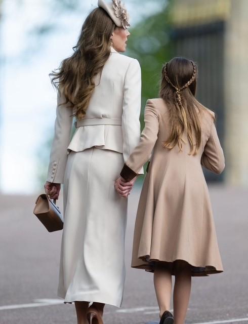 Кейт Миддлтон впервые за три года появилась с детьми не пасхальной службе: Шарлотта стала похожа на Елизавету, а Луи вырос и возмужал Кейт Миддлтон впервые за три года появилась с детьми не пасхальной службе: Шарлотта стала похожа на Елизавету, а Луи вырос и возмужал принцесса, королевской, принц, Кэтрин, радостно, несмотря, Шарлотта, службе, принцессы, королеве, семью, время, также, короля, флаги, Виндзорского, мероприятиях, Пасхи»Когда, Елизаветы, присутствующим