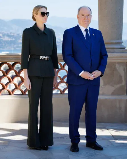 Княгиня Монако Шарлен, князь Альбер II и принцесса Каролина посетили Экзотический сад в Монако Шарлен, князь, Альбер, IIКнягиня, принцесса, княгиня, Каролина, IIПринцесса, Монако, Экзотический, ШарленКнягиня, детей, время, несколько, солнцезащитные, КаролинаКнягиня, отношениях, принц, слухи, между