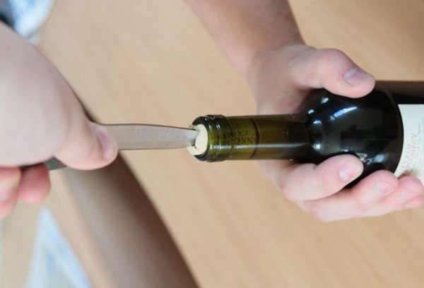 извлечение пробки из бутылки ножом
