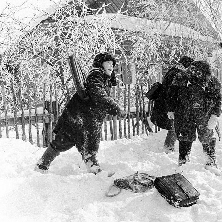 Зима сквозь призму легенд советской фотографии 1950е, Москве, лыжах, Снежные, Ленинских, Воробьевых, горках, Морозное, 1950е6, Каток, Парке, Горького, Тренировка, Воскресенье, Снежный, катание, санях, год10, колхозе, 1960е