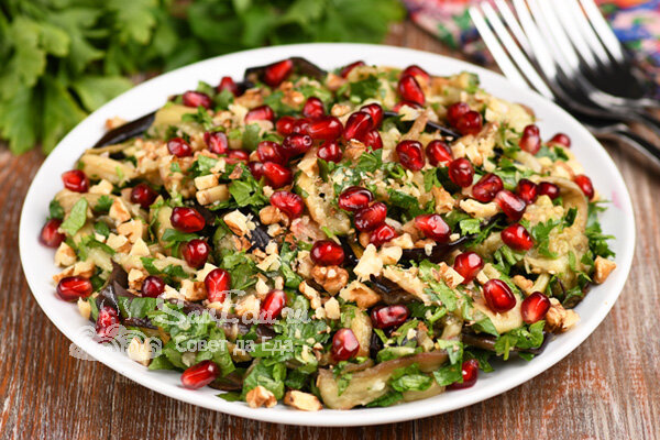Из небольшого количества продуктов готовлю вкуснейшую закуску. Баклажаны быстро нарезаю, запекаю и измельчаю интересным способом. Закуска получается в меру острой, очень ароматной и вкусной.-9