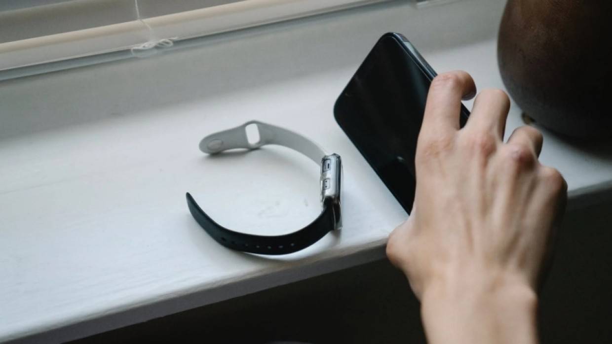 Аналитик Муртазин посоветовал оставить смартфон в банке с рисом в случае падения в снег