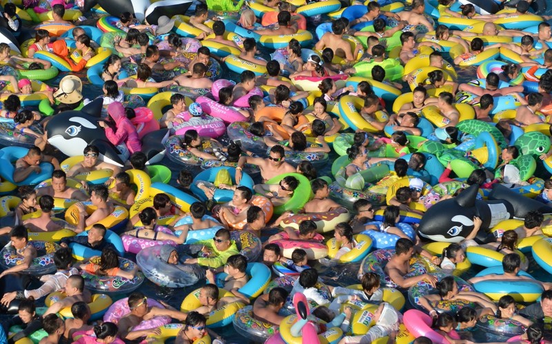 Переполненный бассейн в Фушуне 30 июля аквапарк, бассейн, давка, жара, китай, люди, отдых