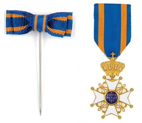 
1841
Орден Нидерландского льва. Орденские крест и лента, а также бант орденских цветов, носимый на булавке. Девиз в переводе значит: «Доблесть облагораживает»