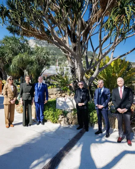 Княгиня Монако Шарлен, князь Альбер II и принцесса Каролина посетили Экзотический сад в Монако Шарлен, князь, Альбер, IIКнягиня, принцесса, княгиня, Каролина, IIПринцесса, Монако, Экзотический, ШарленКнягиня, детей, время, несколько, солнцезащитные, КаролинаКнягиня, отношениях, принц, слухи, между