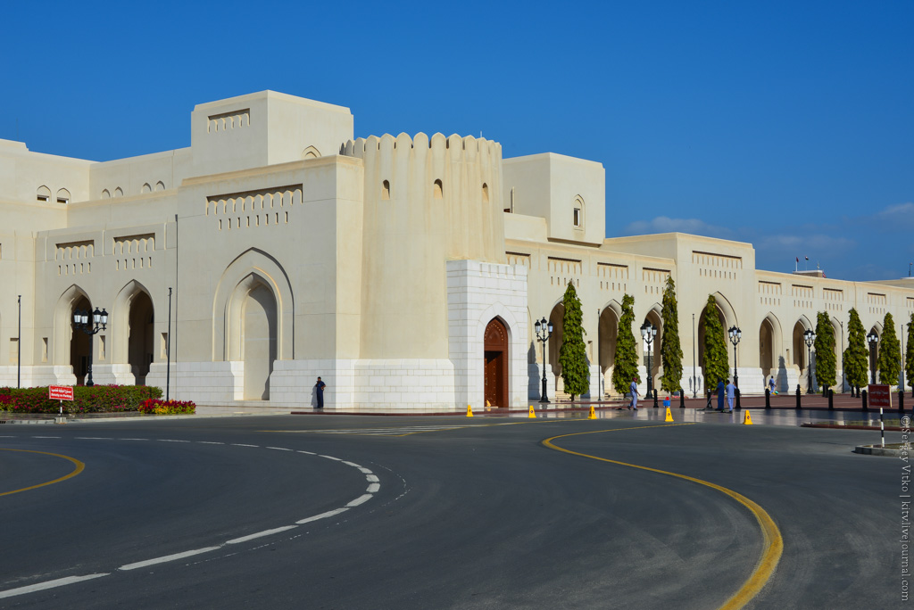 Как сегодня живется народу  в стране абсолютной монархии ? абсолютная монархия