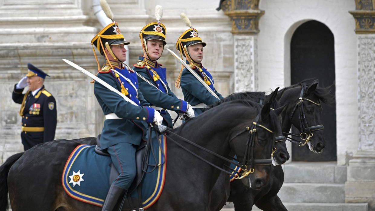 В Москве из-за COVID-19 приостановили развод караулов Президентского полка