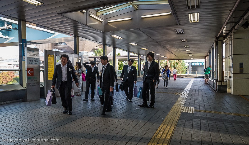 Разочаровавший Токио Токио, будущего, города, во время, Радужный, оказалось, во многих, выглядит, таким, поезда, и так, в вагоны, также, чтобы, раздельные, пассажиров, вагоны, заталкивают, которые, мужчин