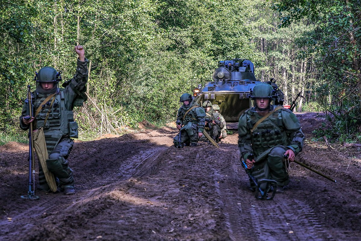 Занять войска. Украинские войска. Солдаты ДНР. Диверсионная группа.