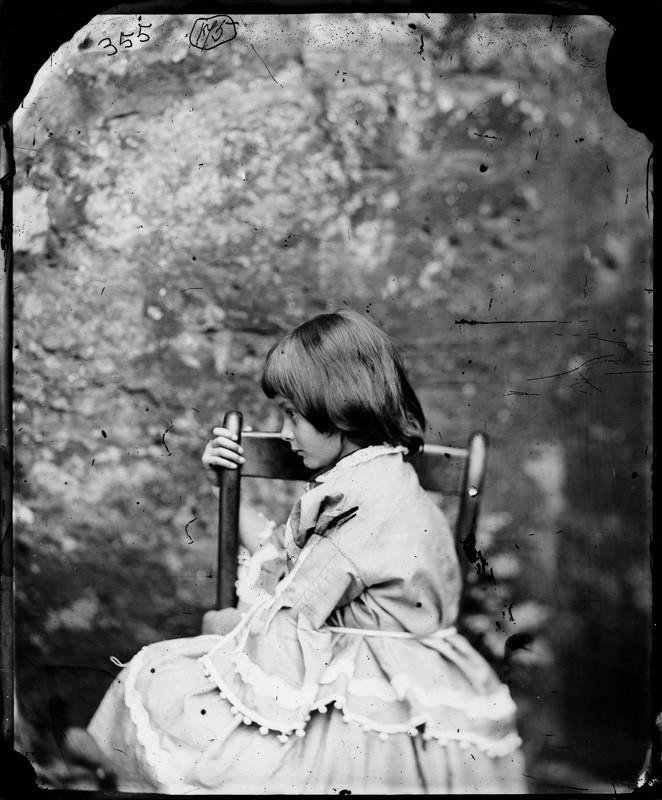 Настоящая Алиса из Страны чудес, фотография Льюиса Кэрролла, Англия, 1862 г. Настоящая Алиса из Страны чудес, фотография Льюиса Кэрролла, Англия, 1862 г. алиса в стране чудес, книга, прототип