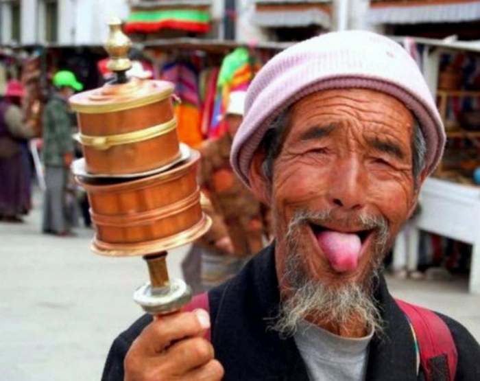 Показывать язык в Тибете.