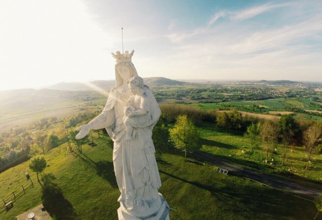 © Benjamin Gouveia/dronestagram   Белоснежная Дева Мария, Вейр-Монтон, Франция. 