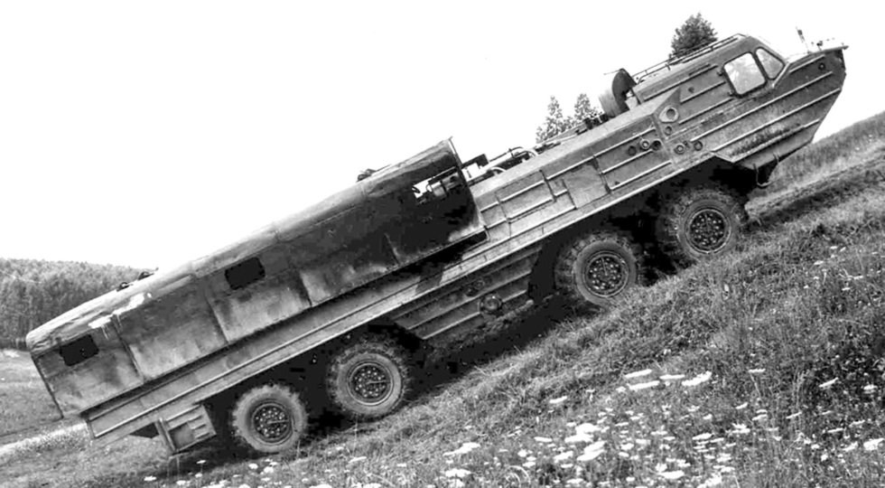 Испытания БАЗ-6944 с корпусом со сдвижными створками крыши (из архива автора) 