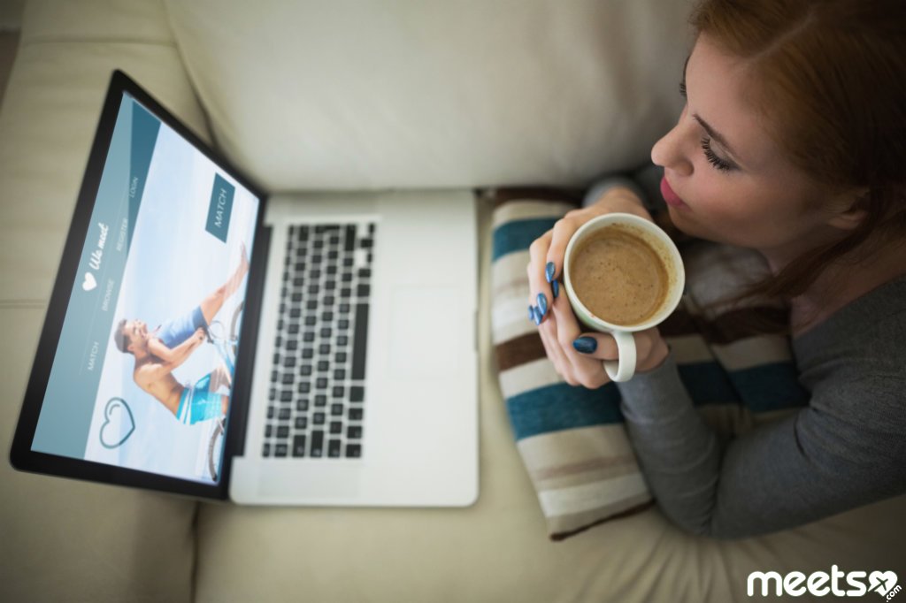 девушка сидит в интернете