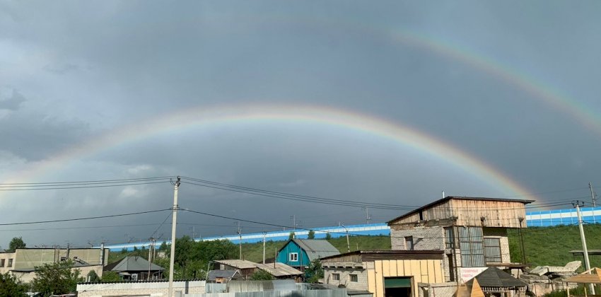 На Алтае сняли двойную радугу, кровавый закат и красивые молнии