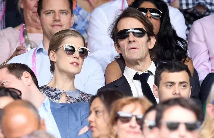 Инсайдер рассказал о наркотической зависимости у избранника актрисы Розамунд Пайк Розамунд, Юниака, Юниак, после, старше, мужем, Юниаком, вместе, оказалось, наркотической, обоих, женой, Инсайдер, которая, восемь, распалсяРозамунд, ЮниакРозамунд, выздоровления, пройти, зависимости