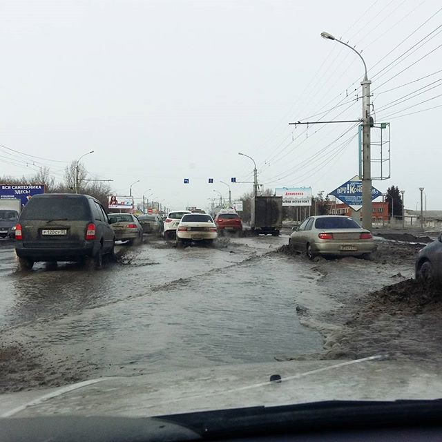 Омские дороги выглядят так, как будто там закончилась не зима, а война