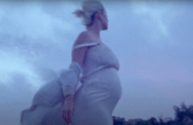 Daisies: беременная Кэти Перри появилась обнаженной в новом клипе Звезды,Новости о звездах