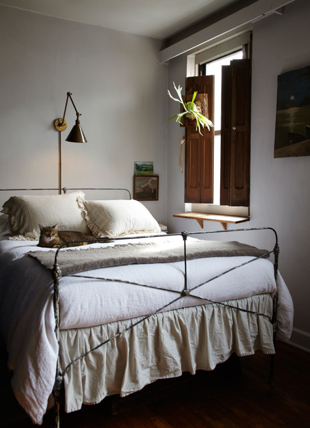 2. Если на тумбочке нет места для лампы, повесьте над кроватью настенное бра интерьер, квартира, советы, хитрости