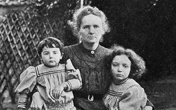 Мария Кюри с дочерьми. Фото: irishnews.com