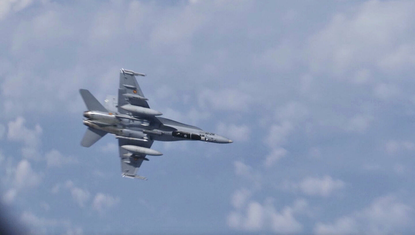 Чей истребитель F-18 приблизился к самолету Шойгу армия,геополитика,оружие,россия