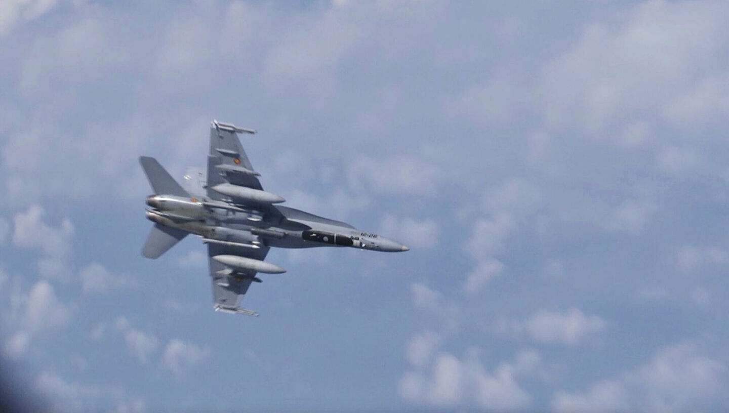 Чей истребитель F-18 приблизился к самолету Шойгу Чей истребитель F-18 приблизился к самолету Шойгу армия,геополитика,оружие,россия