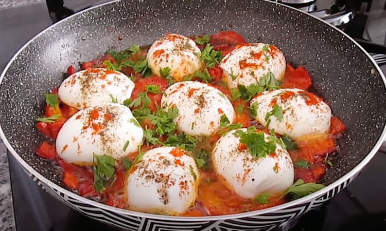 Кидаем уже вареные яйца на сковороду и жарим. Шикарнейший рецепт из Турции блюда из яиц,закуски,кухни мира