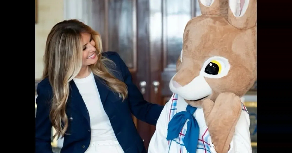 Большой кролик, разноцветные яйца и детские рисунки: как Дональд и Мелания Трамп отметили Пасху