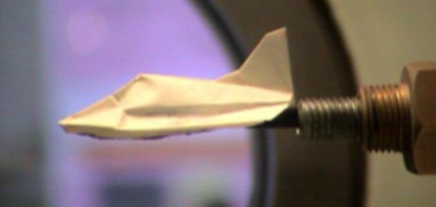 «Бумажный» самолётик тестируется в сверхзвуковой аэродиномической трубе в университете Токио