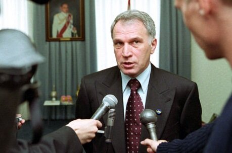 Зачем нам заводы? Вот торговые центры совсем другое дело!