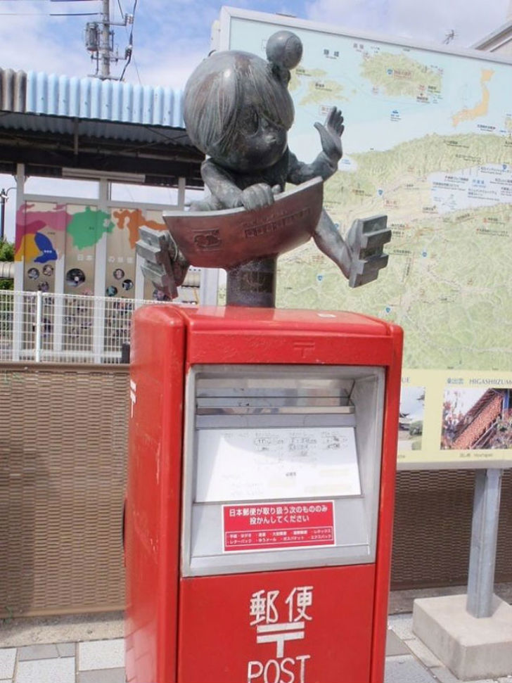 Даже почтовые ящики в Японии ну очень странные ящики, почтовые, kinen, Японии, Обычно, союзаС, сверху, статуей, херувима, играющего, трубе, честь, 75летия, Всемирного, почтового, стране, распространились, служба, служа, напоминаниями