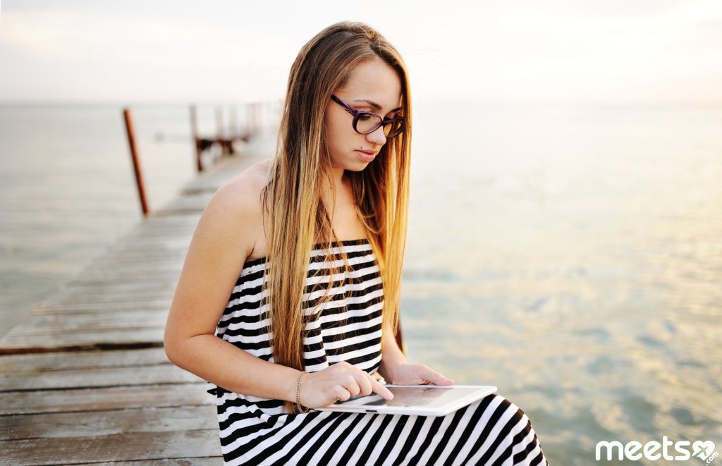 девушка на причале