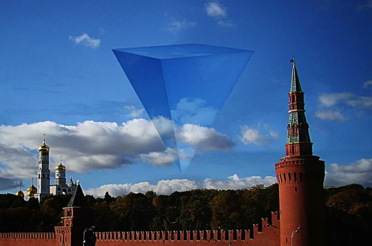 В декабре 2009 года в интернете появились 2 видеоролика, запечатлевшие с разных ракурсов большой неопознанный летающий объект в форме тетраэдра над Кремлем. Их условно называют "ночной" и "дневной" сюжет.