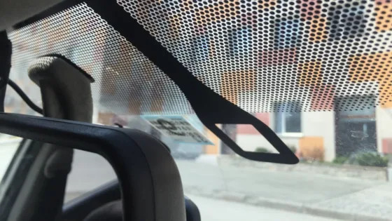 Зачем нужны чёрные точки на лобовом стекле над зеркалом в салоне автомобиля