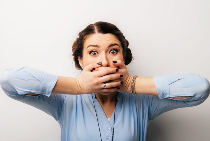 Как бороться с неприятным запахом изо рта: 11 рабочих советов