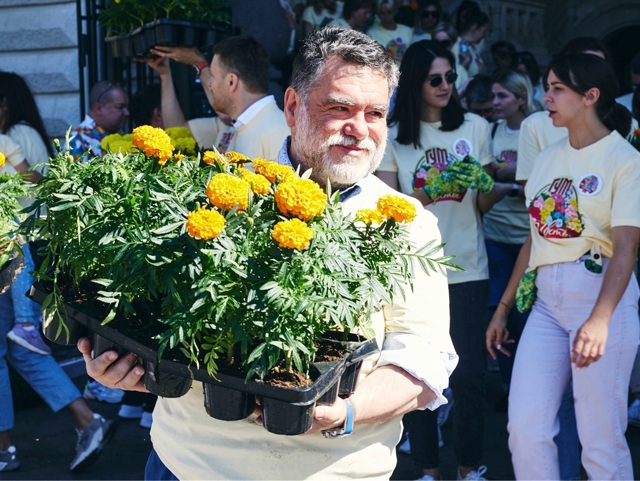 Ксения Собчак, Лиза Арзамасова, Екатерина Стриженова на фестивале цветов в ГУМе Новости