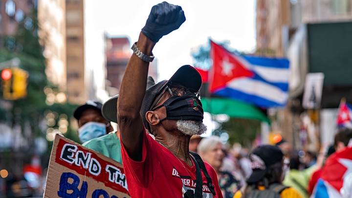 Люди взялись за автоматы. Куба готова стрелять по США