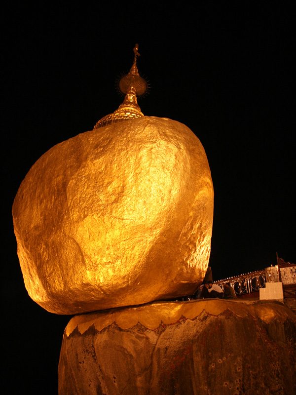 Необъяснимо, но факт: Золотой камень в Мьянме, который плевать хотел на законы физики Золотой камень,Мьянма,пагода