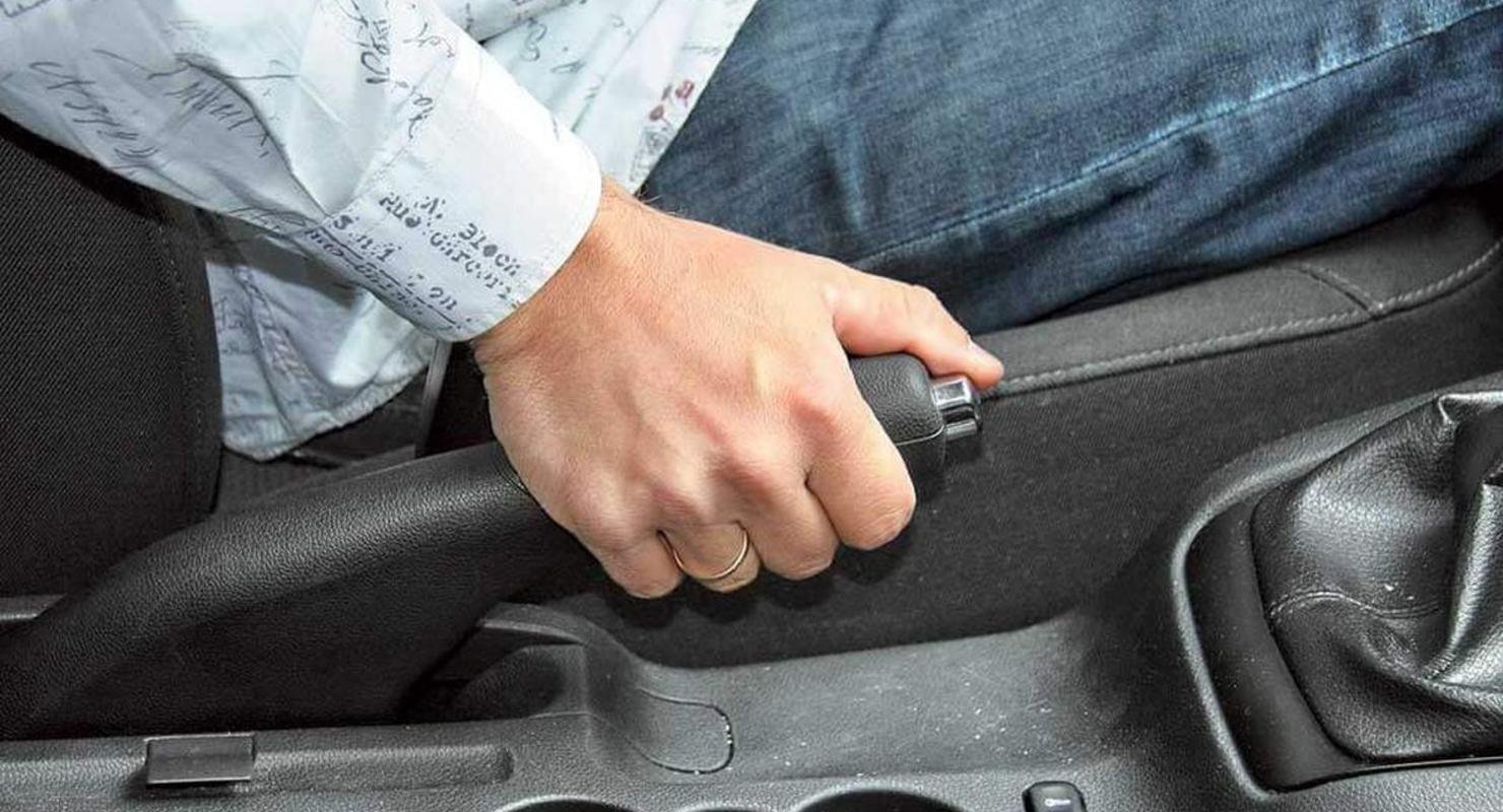 По каким причинам не держит «ручник»