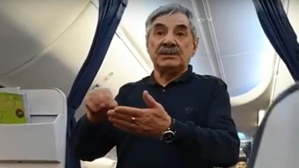 Александра Панкратова-Черного сняли с рейса после "выступления" перед пассажирами