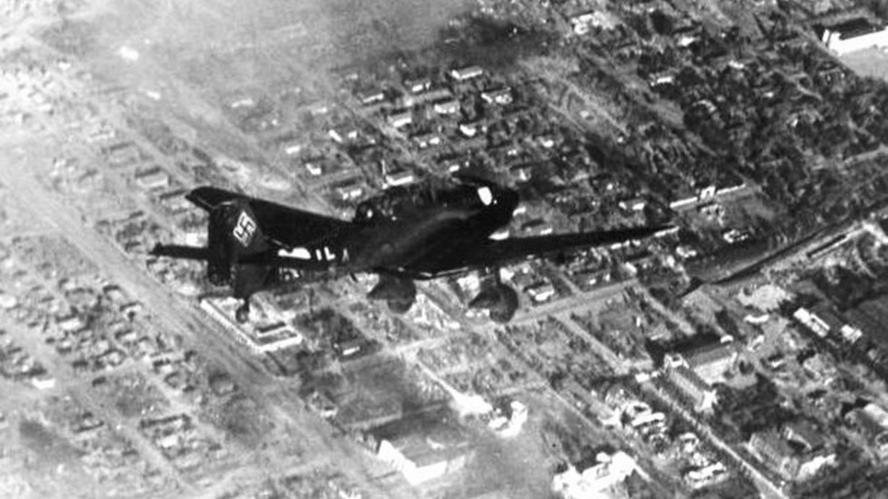 Немецкий самолет над Сталинградом. 1942 год. Фото: © Военное обозрение
