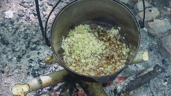 После того как сало обжарилось и мы убрали шкварки, в казан выкладываем лук и обжариваем его до золотистого цвета. блюдо, в казане, видео, еда, рецепт, фото, фоторецепт