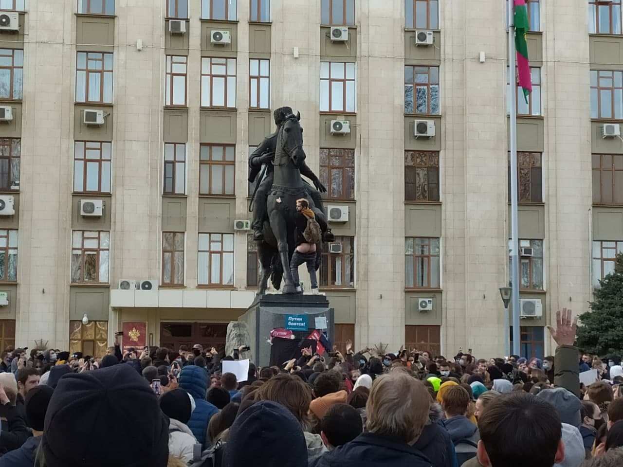 Что творили навальнисты за пределами Москвы: Беспорядки в Питере, на Урале и Кубани