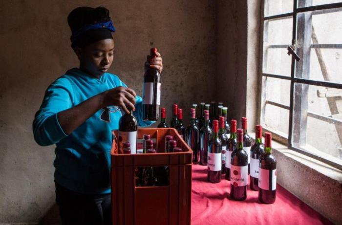 Африканская фермерша додумалась делать вино из свеклы 