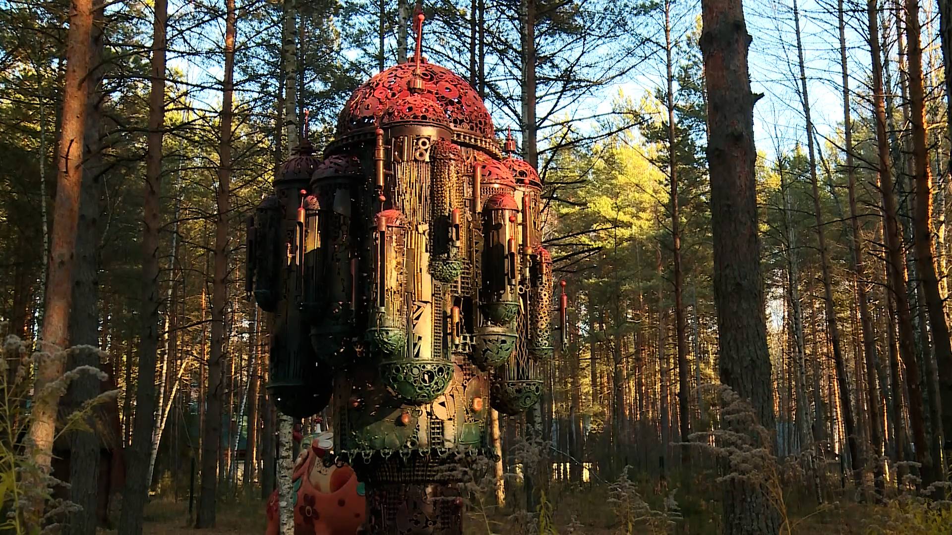 Сказочную усадьбу построила семья художников из Рязанской области