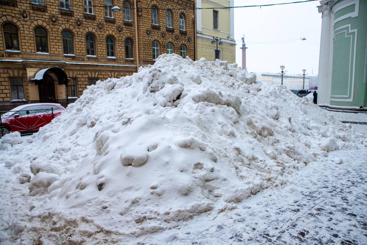 Снег в спб. Питер зимой сугробы. Зима в Питере снежные завалы. Центр Питера зимой сугробы. Серый снег в Петербурге.