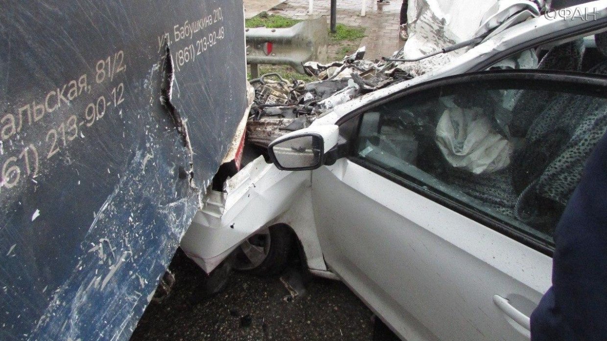 Легковушка врезалась в припаркованный на остановке автобус в Краснодаре