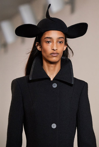 Пушистые шляпы, ушанки и бейсболки без козырька: самые модные головные уборы сезона 