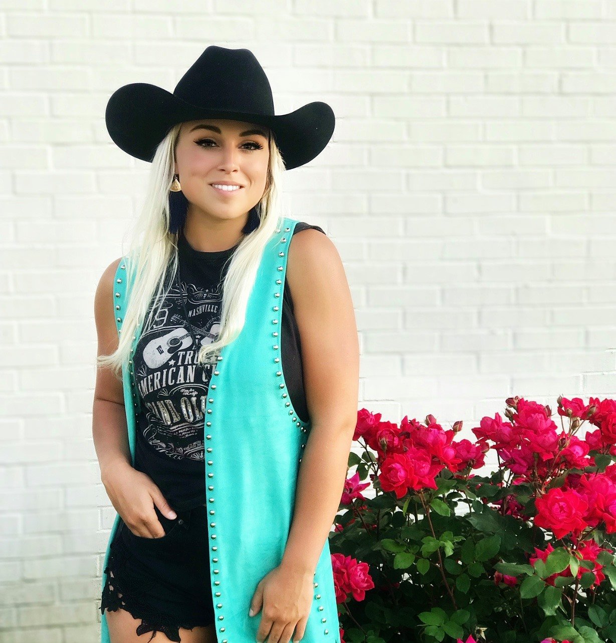 Певица и автор песен из Нэшвилла, которая сменил кантри на металл. альбом, своей, конечно, чтобы, после, который, участие, фестивалях, вместе, Motley, CrueВместо, Рояль, Disturbed, успешной, панкформулы, дебютный, Black, Magic, демонстрирует, придерживаться